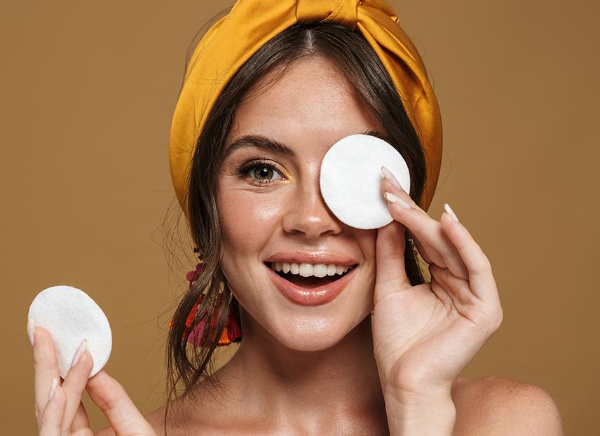 Apa yang paling bagus untuk menghapus riasan alis?